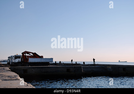 Menschen, die während des Baus der neuen Küste von Thessaloniki Angeln Stockfoto