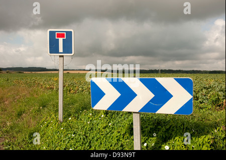 Halten Sie rechts blau weißen Chevron Zeichen Chevrons Pfeil Stockfoto