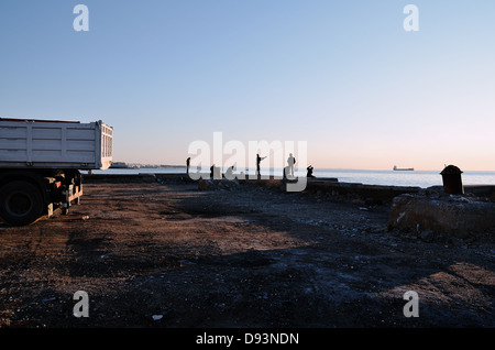 Menschen, die während des Baus der neuen Küste von Thessaloniki Angeln Stockfoto