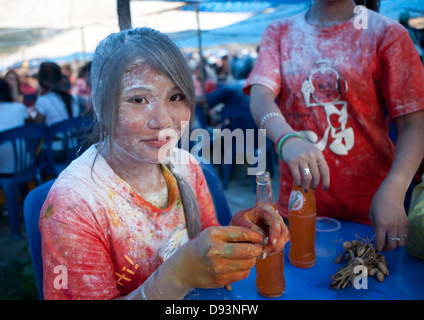 Frau mit Mehl auf dem Gesicht während Pii Mai Lao Neujahrsfeier, Luang Prabang, Laos Stockfoto