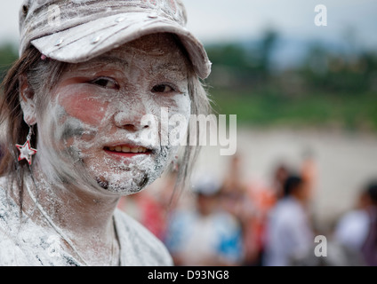 Frau mit Mehl auf dem Gesicht während Pii Mai Lao Neujahrsfeier, Luang Prabang, Laos Stockfoto