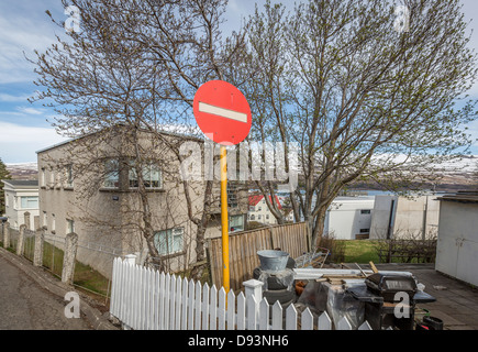 Straßenschild in Nachbarschaft, Akureyri, Island Stockfoto