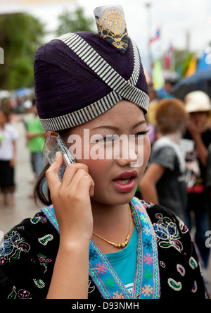 Mädchen mit einem Mobiltelefon In traditioneller Kleidung während der Pii Mai Lao Neujahrsfeier, Luang Prabang, Laos Stockfoto