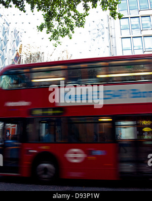 Verschwommene London Doppeldeckerbus auf Baker Street, London, England, Vereinigtes Königreich Stockfoto