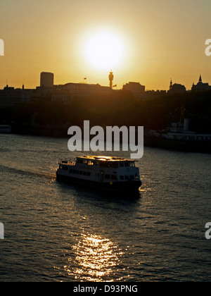 Blick auf den Sonnenuntergang von der Themse zeigt die BT Tower in Ferne, London, England, Vereinigtes Königreich Stockfoto