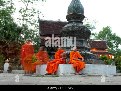 Mönche im Tempel Vat Xieng Thong, Luang Prabang, Laos Stockfoto