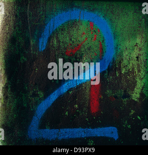 Nummer zwei auf gestrichenen Wand, close-up Stockfoto