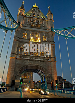 Nachtansicht der Tower Bridge, eine kombinierte Bascule und Hängebrücke über den Fluss Themse, ein Wahrzeichen von London Stockfoto