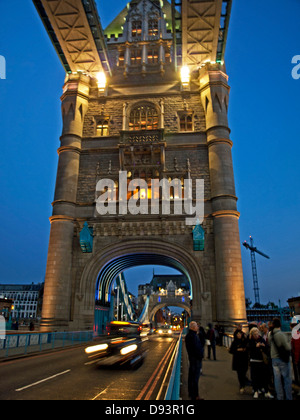 Nachtansicht der Tower Bridge, eine kombinierte Bascule und Hängebrücke über den Fluss Themse, ein Wahrzeichen von London Stockfoto