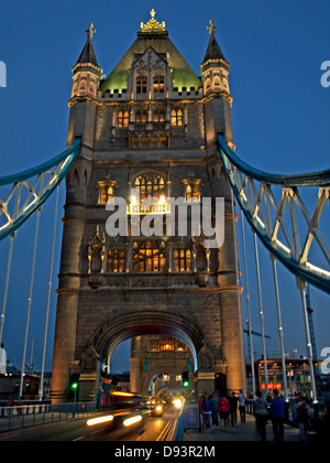 Nachtansicht der Tower Bridge, eine kombinierte Bascule und Hängebrücke über den Fluss Themse, ein Wahrzeichen von London Stockfoto