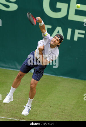 Halle/North Rhine-Westphalia, Germany. 10. Juni 2013. Deutscher Tennisspieler Tommy Haas trifft den Ball während des ATP-Turniers in Halle/North Rhine-Westphalia, Germany, 10. Juni 2013. Federer aus der Schweiz und aus Deutschland Haas spielte ein Doppel-Match gegen Melzer aus Österreich und Petzschner aus Deutschland. Foto: OLIVER KRATO/Dpa/Alamy Live News Stockfoto