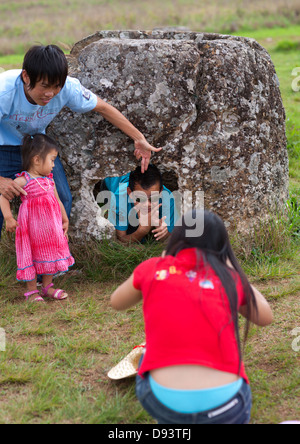 Touristen In Plain Of Jars, Phonsavan, Laos Stockfoto