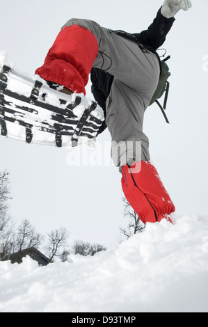 Niedrigen Winkel Blick auf Mann mit ski Stockfoto