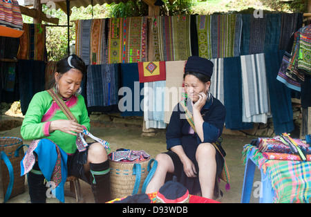 Sapa Region, Nord-Vietnam - Frau Nähen Stockfoto