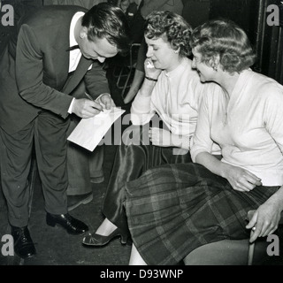 MATT MONRO (1930-1985) UK Sänger gibt Autogramme ca. 1959 Stockfoto