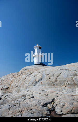 Blick auf Leuchtturm auf Felsen Stockfoto