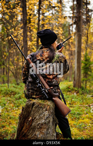 Jäger mit Walkie-Talkie im Wald Stockfoto