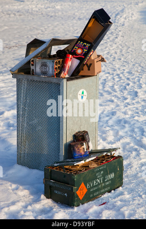 In und um Mülltonne entsorgt leere Feuerwerk-Boxen Stockfoto