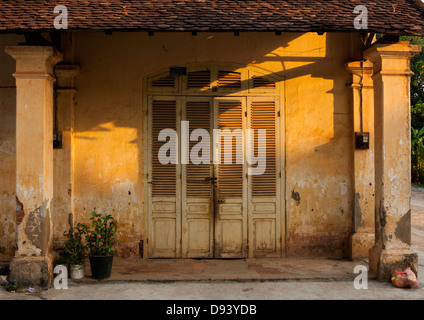 Alte französische Haus im Kolonialstil, Thakhek, Laos Stockfoto