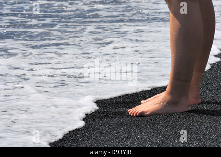 Menschlicher Fuß auf Schotter am Meer Surfen Stockfoto