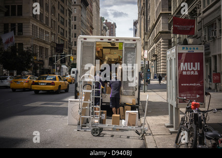 Mitarbeiter von FedEx Sortieren Pakete für die Lieferung in der Flatiron Nachbarschaft von New York Stockfoto
