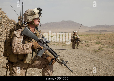 US-Marines Sicherheit während einer Clearing-Operation Teil der Operation Alptraum 6. Juni 2013 in Nowzad, Afghanistan. Stockfoto