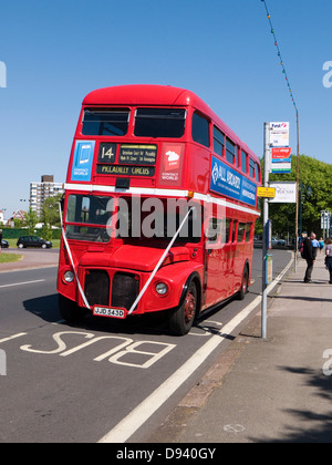 leuchtend rote Lackierung ein Doppeldecker-Bus auf Southsea Seafront uk Stockfoto