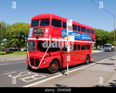 leuchtend rote Lackierung ein Doppeldecker-Bus auf Southsea Seafront uk Stockfoto