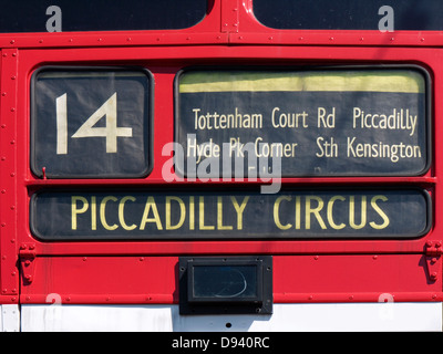 Bestimmungsort-Brett gegen die leuchtend rote Lackierung ein Doppeldecker-Bus auf Southsea Seafront uk Stockfoto