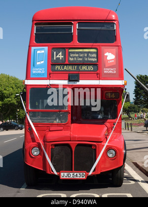 leuchtend rote Lackierung ein Doppeldecker-Bus auf Southsea Seafront uk Stockfoto