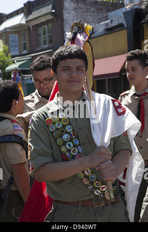 Pfadfinder zeigt viele Verdienstabzeichen über seine Brust, die darauf warten, an der Memorial Day Parade in Bay Ridge, Brooklyn zu marschieren. Stockfoto