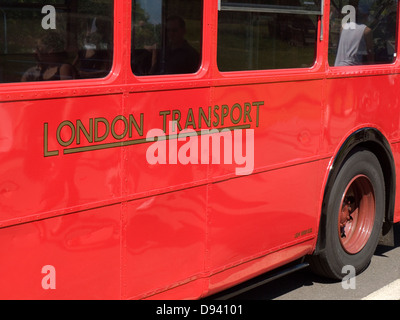 alten London Transport Logo hebt sich die leuchtend rote Lackierung ein Doppeldecker-Bus auf Southsea Seafront uk Stockfoto