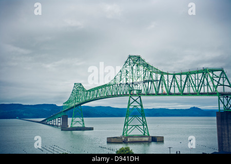 Details der strukturierten Metallbrücken in Portland Stockfoto