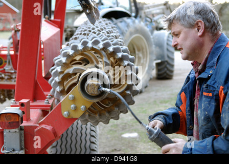 Reparatur eines Traktors, Uppland, Schweden. Stockfoto