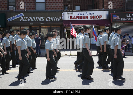 Mitglieder der High School ROTC pass eine lokale Rekrutierungsbüro während der Memorial Day Parade in Bay Ridge, Brooklyn, NY. Stockfoto