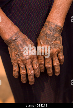 Tätowierte Hände Khmu Minderheit Frau, Xieng Khouang, Laos Stockfoto