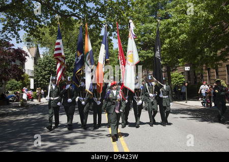 Mitglieder der High School ROTC März in Memorial Day Parade, Bay Ridge, Brooklyn, NY Stockfoto