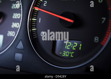 Auto Kilometerzähler mit Thermometer lesen minus 30 Celsius Grad Stockfoto