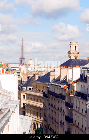 Dächer von Paris Frankreich Europa Wohnviertel Quartier Latin mit Blick auf Eiffelturm und Dome des Invalides Stockfoto