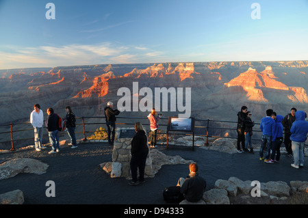 Besucher am Aussichtspunkt Übersichtsbereich am South Rim des Grand CanyonNationalpark in Arizona bei Sonnenuntergang Stockfoto