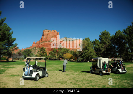 Oakcreek Country Club Golfplatz in Sedona, Arizona, umgeben von roten Felsformationen Stockfoto