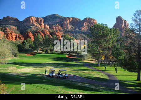 Oakcreek Country Club Golfplatz in Sedona, Arizona, umgeben von roten Felsformationen Stockfoto