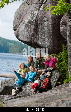 Familie mit vier Kindern sitzen in der Nähe von Felsen mit ihre Kletterausrüstung Stockfoto