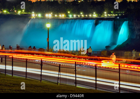 Nacht in Niagarafälle - farbigen Strahlern an den American Falls mit Niagara Parkway Niagara Falls Ontario Kanada Stockfoto