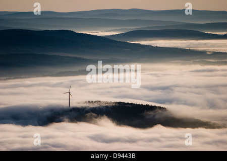 Windkraftanlage im nebligen Landschaft, Luftaufnahme, Schweden. Stockfoto