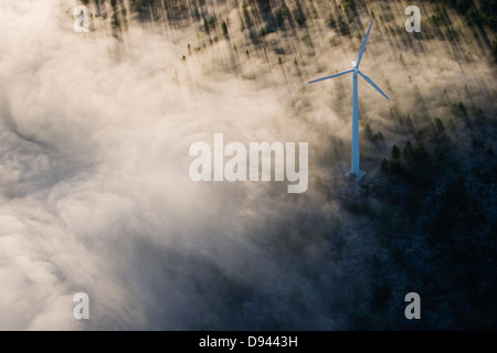 Windkraftanlage im nebligen Landschaft, Luftaufnahme, Schweden. Stockfoto