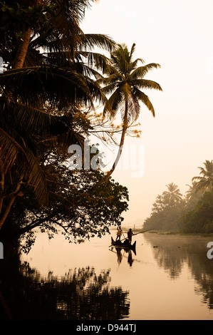 Menschen Rudern Kanu auf Bucht am Morgen Stockfoto