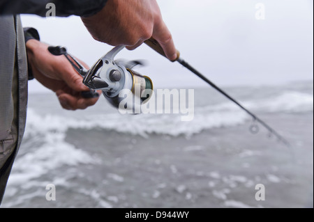 Hände halten Angelrute Stockfoto