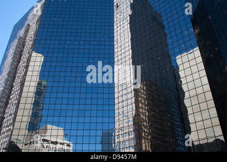 Bürohochhäuser und Spiegelungen in der Innenstadt von Calgary Stockfoto