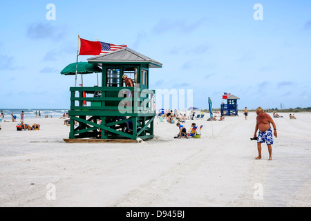 Die Rettungsschwimmer Türme auf Siesta Key Beach zeigt die rote Flagge Bedeutung unsicher zu schwimmen Stockfoto